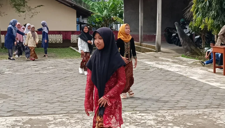 Puluhan siswa dan siswi SD Negeri Kebowan 2 Kecamatan Suruh, Kabupaten Semarang, tampil mengenakan pakaian adat dalam sebuah fashion show untuk memperingati Hari Kartini pada Senin, 21 April 2025. Acara ini melibatkan seluruh siswa dari kelas satu hingga enam serta para guru, dan diselenggarakan di lingkungan sekolah.