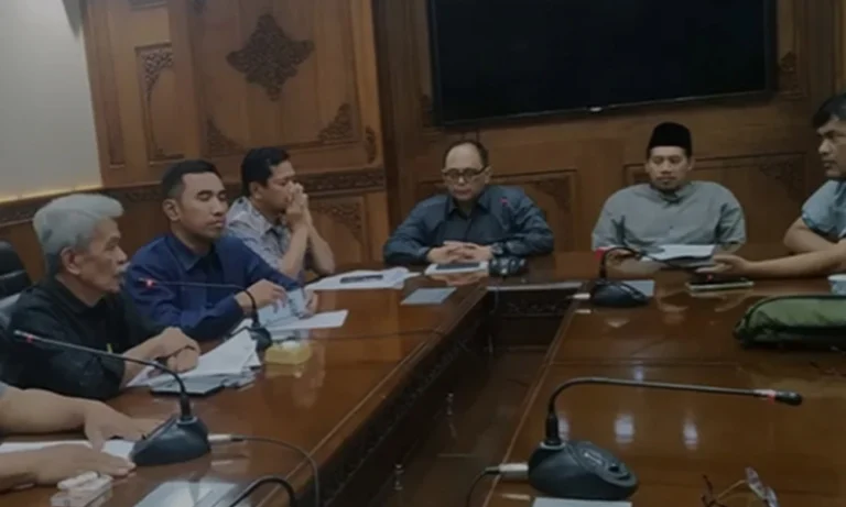 Sejumlah anggota Komisi B DPRD Kota Salatiga menolak rencana Pemkot Salatiga untuk merelokasi pedagang Pasar Pagi yang selama ini beroperasi di halaman Pasaraya I Jl. Jenderal Sudirman, ke Pasar Rejosari (Pasar Sapi) di perempatan Jl. Veteran, Jl. Osamaliki, Jl. A. Yani, dan Jl. Hasanudin. Penolakan ini muncul setelah pedagang Pasar Pagi menyampaikan keluhan terkait pemindahan tersebut, yang dinilai tidak melalui kajian matang dan tidak melibatkan Komisi B dalam proses perencanaan.