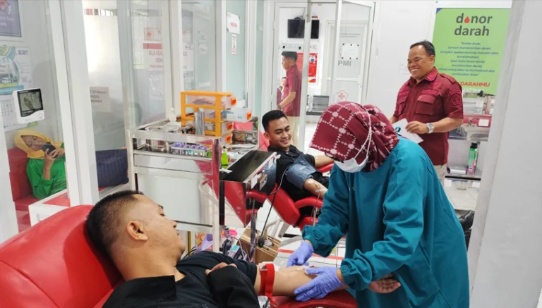 Petugas Rumah Tahanan Negara (Rutan) Salatiga menggelar aksi donor darah dalam rangka memperingati Hari Bakti Pemasyarakatan (HBP) Ke-61. Kegiatan ini melibatkan petugas rutan, ibu-ibu Persatuan Istri Pegawai Pemasyarakatan (PIPAS), dan mahasiswa magang, dipimpin oleh Kepala Rutan Redy Agian, berlangsung di Rutan Salatiga pada Kamis, 17 April 2025.