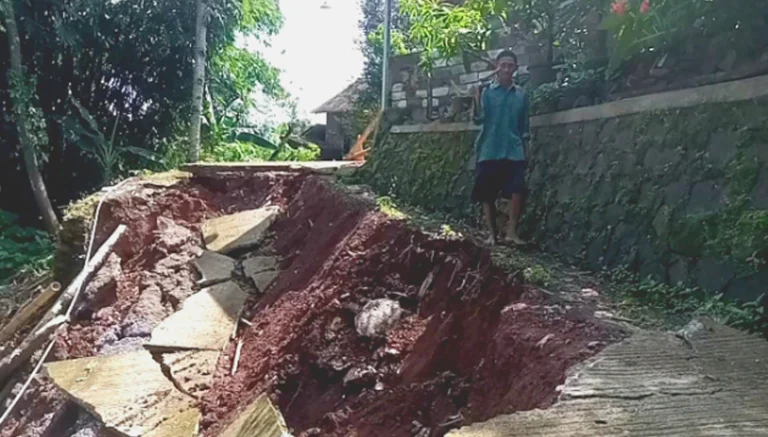Jalan dusun di Dusun Pancuran, Desa Kandangan, Kecamatan Bawen, Kabupaten Semarang mengalami longsor sepanjang 20 meter dan tinggi 5 meter yang memutus akses utama antara RT 2 dan RT 3. Peristiwa ini menimpa warga setempat, termasuk Muhson dan warga lainnya yang sehari-hari menggunakan jalur tersebut. Kejadian terjadi pada Jumat sore, 18 April 2025, setelah wilayah tersebut diguyur hujan deras.