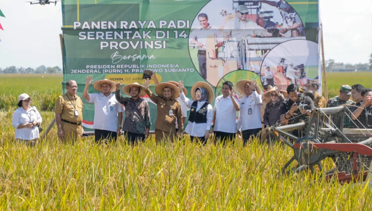 Produksi padi di Jawa Tengah pada periode Januari hingga April 2025 mencapai 4,09 juta ton, sebagaimana disampaikan Gubernur Jawa Tengah Ahmad Luthfi. Capaian ini terjadi di wilayah Jawa Tengah, tepatnya salah satunya di Desa Ngombakan, Kecamatan Polokarto, Kabupaten Sukoharjo, saat panen raya pada Senin, 7 April 2025. Target produksi sebesar 11,8 juta ton sepanjang tahun 2025 ditetapkan guna memperkuat peran Jawa Tengah sebagai lumbung pangan nasional. U