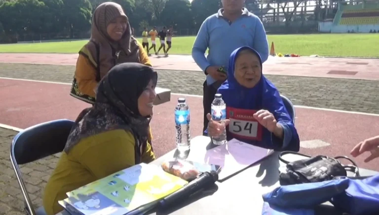 Sebanyak 160 calon jemaah haji kloter 38 menjalani tes kebugaran di Stadion Kridanggo, Salatiga, Jawa Tengah, pada Selasa, 22 April 2025. Kegiatan ini diselenggarakan oleh Kementerian Agama Kota Salatiga bekerja sama dengan Dinas Kesehatan Kota Salatiga.