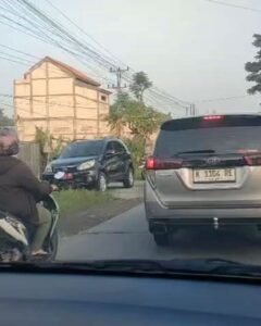 Kecelakaan-Truk-dan-Mobil-Pribadi-di-Jl