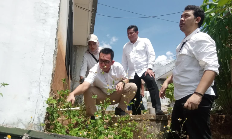 Kementerian Perumahan dan Kawasan Permukiman (PKP) mengusut dugaan pelanggaran hukum dalam penyediaan rumah subsidi dan komersial oleh pengembang di Perumahan Punsae, Ungaran Timur, Kabupaten Semarang. Investigasi dilakukan oleh tim Kementerian PKP bersama pihak terkait pada 28–29 April 2025. Pemeriksaan dilakukan menyusul laporan warga yang telah melunasi rumah sejak 2017–2018 namun belum menerima bukti kepemilikan, sementara sebagian bangunan rusak dan berada di zona rawan longsor.