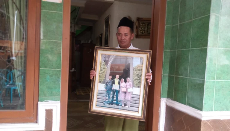 Kabar duka menyelimuti keluarga Ngadi di Dusun Srumbung, Desa Bergas Kidul, Kecamatan Bergas, Kabupaten Semarang, setelah putra tercintanya, Muhammad Nastain, dosen muda Universitas Gadjah Mada (UGM), ditemukan meninggal dunia di indekosnya di Sleman, Daerah Istimewa Yogyakarta, pada Senin, 21 April 2025.