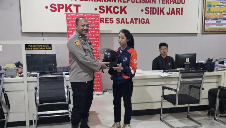 Seorang driver Jeggirl asal Boyolali bernama Anggraini Wahyuningtyas kehilangan helm NJS Kairoz kesayangannya yang dibeli sejak 2021 karena dicuri saat mengambil pesanan makanan di Jalan Sukowati, Salatiga pada Senin malam, 14 April 2025. Peristiwa pencurian tersebut terjadi ketika Anggraini memarkirkan motornya di Jalan Tanjung dan mendapati helm lengkap dengan interkom senilai Rp 1,1 juta sudah hilang sekitar pukul 20.15 WIB.