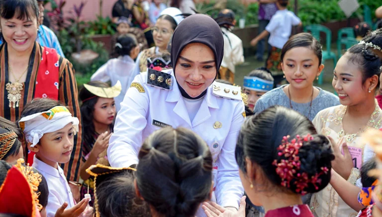 Sekitar 200 siswa SD St. Theresia Marsudirini 77 Salatiga menulis surat untuk Wali Kota Salatiga dalam rangkaian peringatan Hari Kartini yang berlangsung di sekolah mereka pada Rabu, 23 April 2025, sebagai bentuk refleksi dan harapan terhadap dunia pendidikan dari sudut pandang anak-anak. Kegiatan ini diprakarsai oleh Kepala Sekolah Nuzul Tri Prastiwi, dengan dukungan penuh dari guru, komite sekolah, dan pemerhati pendidikan.