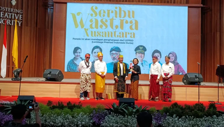 Universitas Kristen Satya Wacana (UKSW) Salatiga memecahkan rekor Parade Wastra Nusantara dengan melibatkan 1.527 peserta pada Senin, 21 April 2025 sore dalam rangka memperingati Hari Kartini. Rekor tersebut dianugerahkan oleh Lembaga Prestasi Indonesia Dunia (Leprid) sebagai bentuk apresiasi atas parade kain wastra dari berbagai daerah di Indonesia yang dikenakan oleh mahasiswa dan dosen UKSW.