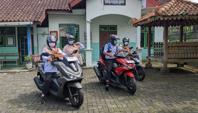 Kinerja para tenaga kesehatan Puskesmas Sidorejo Lor tetap berjalan optimal meskipun mereka harus kehilangan armada mobil ambulans keliling akibat ditarik oleh Dinas Kesehatan Kota (DKK). Para nakes dari Puskesmas Sidorejo Lor, Kota Salatiga, melakukan kegiatan layanan lapangan seperti penjaringan kesehatan di sekolah, penelusuran epidemi, hingga pelayanan VCT, dengan menggunakan sepeda motor pribadi.