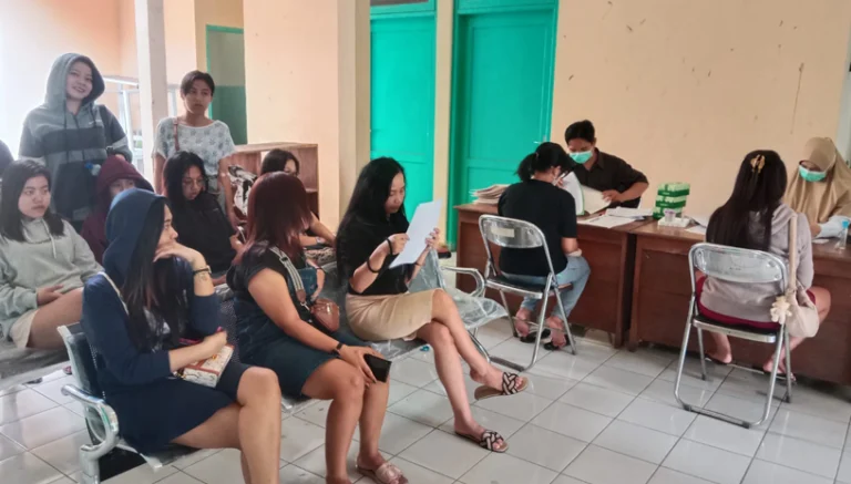 Pemeriksaan kesehatan rutin dilakukan terhadap puluhan Pemandu Karaoke atau Lady Companion (LC) oleh Puskesmas Sidorejo Lor di Puskesmas Pembantu Bugel. Sekitar 40 LC dari kompleks wisata karaoke Sarirejo, Salatiga, mengikuti pemeriksaan pada bulan April 2025. Kegiatan ini dilakukan untuk menjaga kesehatan para LC sekaligus menekan potensi penyebaran HIV/AIDS.