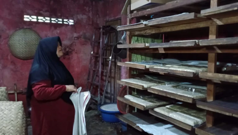 Harga kedelai yang kembali naik menjadi kekhawatiran para perajin tahu dan tempe di Jawa Tengah. Ketua Koperasi Produsen Tahu Tempe Indonesia (Kopti) Jawa Tengah, Sutrisno Supriantoro, menyampaikan keresahan ini saat ditemui di sentra UMKM binaan Kopti Salatiga pada Senin, 14 April 2025.