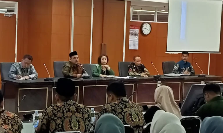 Sebanyak 149 mahasiswa Program Studi Hukum Keluarga Islam Fakultas Syariah Universitas Islam Negeri (UIN) Salatiga melaksanakan kunjungan akademik ke Gedung Mahkamah Agung Republik Indonesia pada Rabu, 24 April. Kegiatan ini dipimpin oleh Dekan Fakultas Syariah, Prof. Ilyya Muhsin, sebagai upaya memperkuat pemahaman mahasiswa terhadap sistem peradilan Indonesia secara langsung.