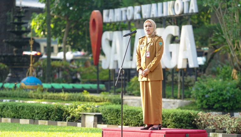 Apel pagi Aparatur Sipil Negara (ASN) di lingkungan Pemerintah Kota Salatiga dipimpin oleh Wakil Wali Kota Salatiga, Nina Agustin, di halaman Pemkot pada Senin, 14 April 2025. Kegiatan ini diikuti oleh seluruh ASN sebagai bentuk rutinitas awal pekan. Dalam apel tersebut, Nina memberikan apresiasi atas dedikasi ASN dalam melayani masyarakat dan mengajak mereka untuk terus meningkatkan kinerja tanpa merasa cepat puas.