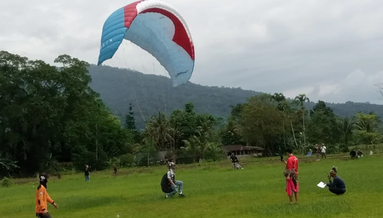 Puluhan paralayang menghiasi langit kawasan Getasan dan Tuntang, Kabupaten Semarang, dalam Festival Paralayang 2025 yang digelar pada Minggu siang, 20 April 2025. Acara ini diikuti oleh 43 peserta dari berbagai daerah seperti Jawa Tengah, Jakarta, dan Kalimantan. Kegiatan berlangsung di Gunung Gajah Telomoyo, Nogosaren, Getasan, sebagai titik lepas landas, dan Lapangan Rowoboni, Tuntang, sebagai lokasi pendaratan.