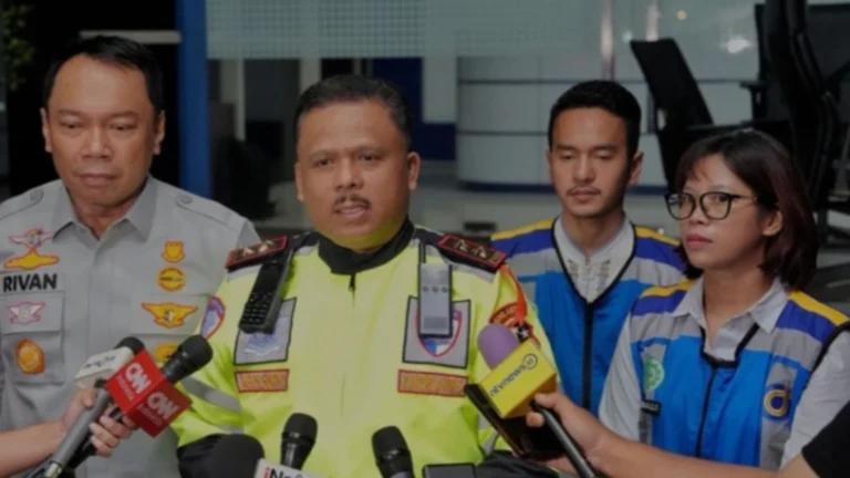 Kakorlantas Polri Irjen Pol Agus Suryanugroho memprediksi puncak arus balik Lebaran 2025 akan terjadi pada 5, 6, dan 7 April, sehingga Polri telah menyiapkan berbagai strategi pengaturan lalu lintas. Pemantauan dilakukan di sejumlah ruas jalan utama di Indonesia, dengan penerapan sistem contraflow mulai KM 70 hingga KM 55 pada 2 April, serta skema one way lokal dari KM 188 hingga KM 70 pada 3 April, yang dapat diperpanjang hingga KM 246 Pejagan jika diperlukan.