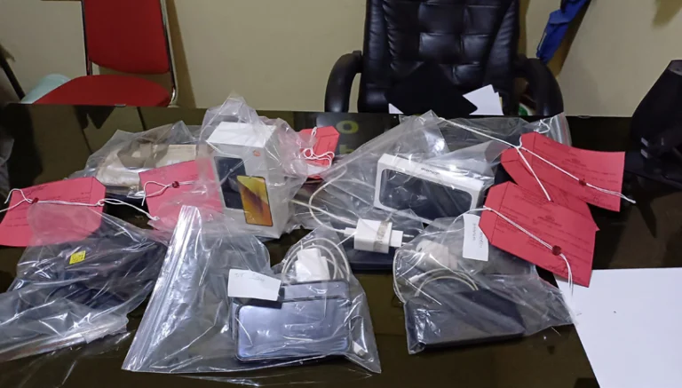 Seorang pria berinisial UR (40), warga Kabupaten Kendal, ditangkap karena melakukan aksi pemerasan terhadap pengendara motor wanita dengan modus mengaku sebagai anggota Polri. Penangkapan dilakukan oleh jajaran Satreskrim Polres Semarang. Aksi kejahatan berlangsung di wilayah Ungaran dan sekitarnya, termasuk Jalan Gatot Subroto, Jalan Diponegoro, dan Pakopen, Kecamatan Bandungan, sejak November 2024 hingga April 2025.