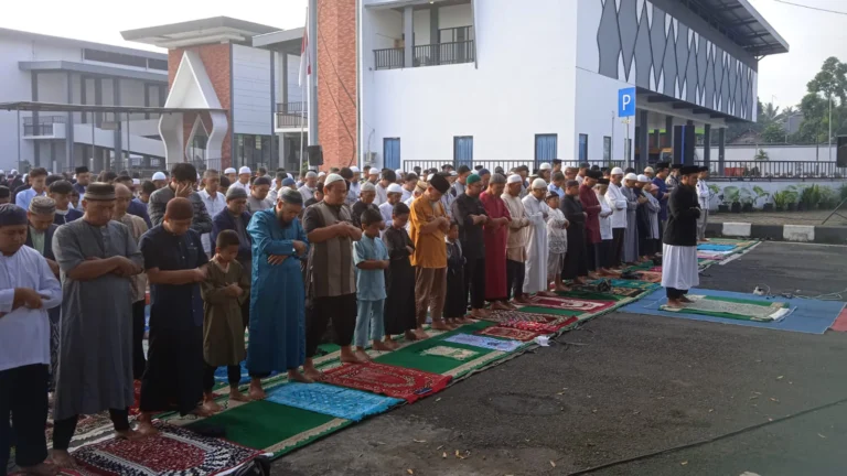 Untuk memfasilitasi pemudik yang baru tiba di Terminal Tingkir, Kota Salatiga, Jawa Tengah saat perayaan Idulfitri, pihak terminal menyediakan tempat salat di halaman terminal. Kepala Terminal Tipe A Tingkir Salatiga, Vicky Chandra Yanuar, menjelaskan bahwa kegiatan ini diinisiasi oleh takmir masjid terminal dan mendapat antusiasme tinggi dari warga sekitar serta pemudik.