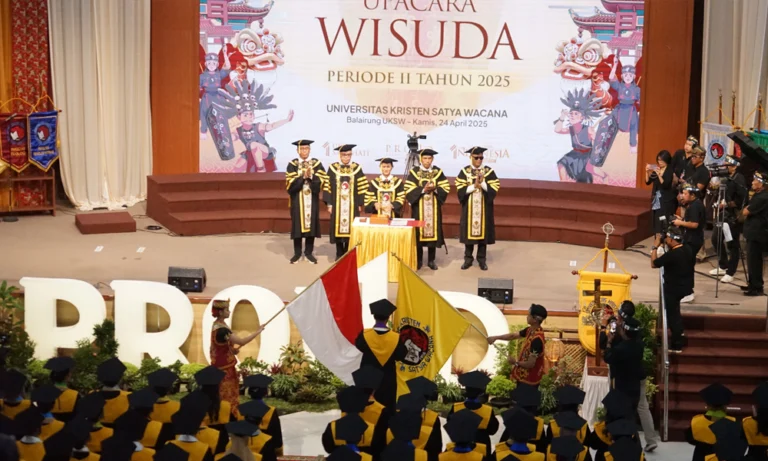 Sebanyak 496 lulusan Universitas Kristen Satya Wacana (UKSW) resmi dilepas dalam Upacara Wisuda Periode II Tahun 2025 yang digelar di Balairung Universitas (BU), Kamis, 24 April 2025. Rektor UKSW Profesor Intiyas Utami bersama Ketua Senat Profesor Apriani Dorkas Rambu Atahau memimpin prosesi wisuda ini.