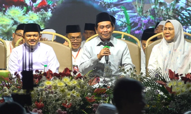 Acara Kabupaten Semarang Bersholawat digelar sebagai bagian dari peringatan HUT ke-504 Kabupaten Semarang. Pemerintah Kabupaten Semarang bersama Pengurus Daerah Al-Khidmah dan Radio Rasika USA 105.6 FM menjadi penyelenggara utama kegiatan ini. Bertempat di halaman Masjid Al-Mabrur Ungaran, acara berlangsung khidmat pada Kamis malam, 24 April 2025.