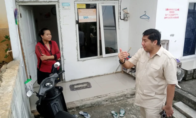 Menteri Perumahan dan Kawasan Permukiman (PKP) Maruarar Sirait melakukan inspeksi mendadak ke Perumahan Ungaran Asri Regency (Punsae) di Desa Kalongan, Kecamatan Ungaran Timur, Kabupaten Semarang. Inspeksi ini dilakukan pada Senin, 28 April 2025. Maruarar menemukan kerusakan parah pada sejumlah unit rumah akibat longsor, serta keluhan warga terkait sertifikat rumah yang belum diterima meskipun cicilan telah lunas.