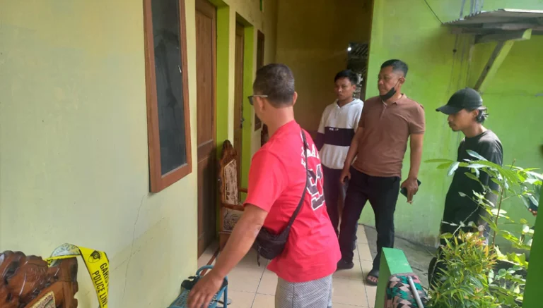 Seorang wanita berinisial SA (27) asal Banjarnegara ditemukan meninggal dunia di kamar kosnya di wilayah Karangjati, Kecamatan Bergas, Kabupaten Semarang. Korban ditemukan oleh warga dan petugas Polsek Bergas pada Sabtu malam, 12 April 2025. Peristiwa ini terjadi karena korban tak merespons telepon dari temannya dan tidak terlihat sejak siang hari, sehingga warga mencurigai sesuatu yang tidak beres.