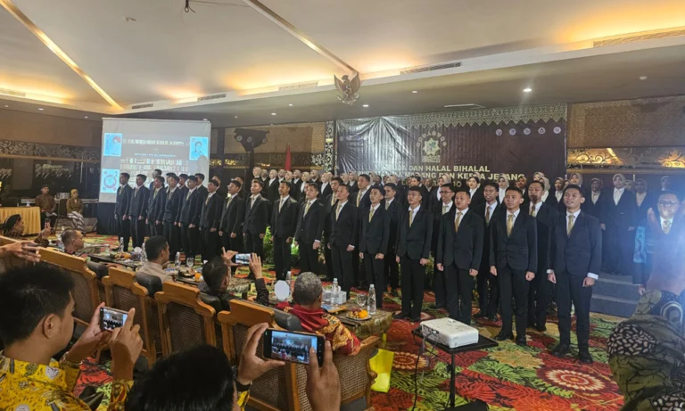 Lembaga Pelatihan Kerja (LPK) SO Serbaindo menyelenggarakan Wisuda Ke-10 yang diikuti 93 lulusan sebagai upaya menghadirkan solusi di tengah tantangan ekonomi dan maraknya pemutusan hubungan kerja (PHK). Kegiatan ini melibatkan CEO Serbaindo Grup, Papi Iman, dan dihadiri oleh orang tua wisudawan, perwakilan dari Polres, Kodim 411, Disperinaker Kota Salatiga, serta para tamu dari instansi pendidikan dan mitra nasional.