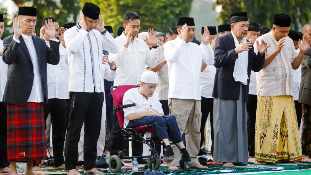 Gubernur Jawa Tengah Ahmad Luthfi melaksanakan salat Id di Lapangan Pancasila, Simpanglima, Kota Semarang, bersama ribuan masyarakat pada Senin, 31 Maret 2025. Ia hadir bersama putra bungsunya, Mohammad Alif Daffa, dan menempati shaf terdepan dalam ibadah yang dipimpin oleh KH Zaenuri Ahmad sebagai imam serta Ketua Baznas RI Noor Achmad sebagai khatib.