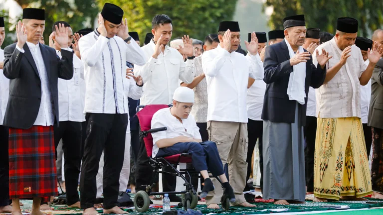 Gubernur Jawa Tengah Ahmad Luthfi melaksanakan salat Id di Lapangan Pancasila, Simpanglima, Kota Semarang, bersama ribuan masyarakat pada Senin, 31 Maret 2025. Ia hadir bersama putra bungsunya, Mohammad Alif Daffa, dan menempati shaf terdepan dalam ibadah yang dipimpin oleh KH Zaenuri Ahmad sebagai imam serta Ketua Baznas RI Noor Achmad sebagai khatib.