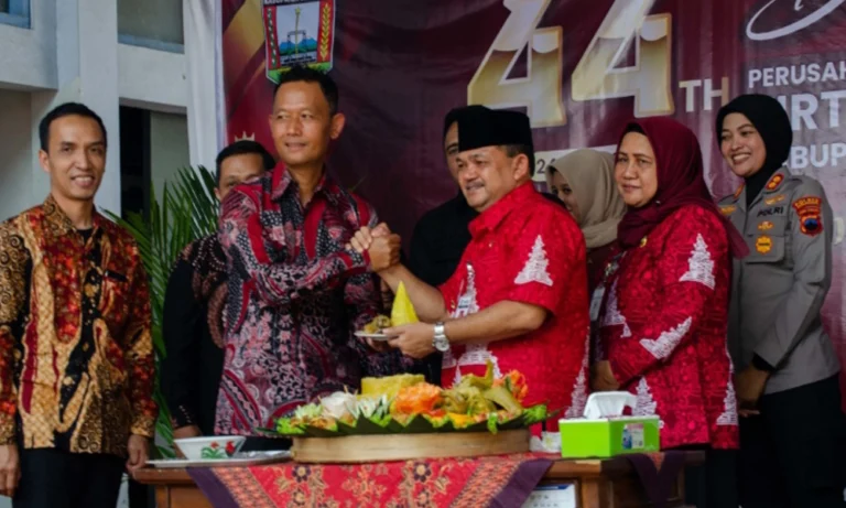 Perumda Air Minum Tirta Bumi Serasi Kabupaten Semarang menggelar peringatan ulang tahun ke-44 yang berlangsung hikmat di halaman kantor pusat PDAM Tirta Bumi Serasi, Bandarjo, Ungaran Barat, pada Kamis, 24 April 2025. Acara ini dihadiri oleh Bupati Semarang, Wakil Bupati, dan sejumlah tamu undangan sebagai bentuk syukur atas pencapaian perusahaan. Momentum ini juga dimanfaatkan untuk memberikan penghargaan kepada pegawai berprestasi serta evaluasi kinerja perusahaan.