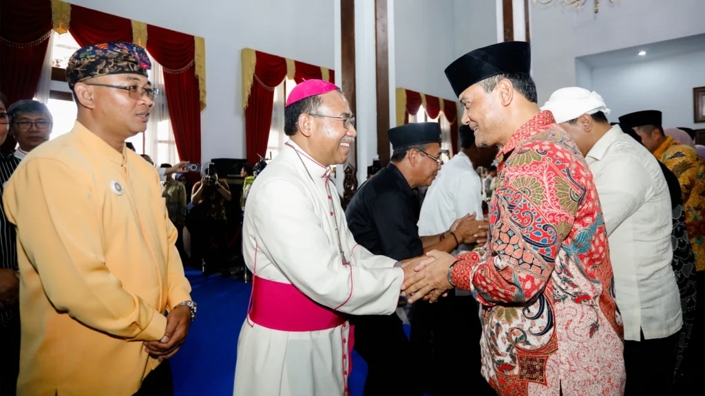 Sejumlah tokoh lintas agama di Jawa Tengah mengapresiasi semangat kebersamaan dalam perayaan Idulfitri yang terbangun melalui Open House Idulfitri 1446 H di Wisma Perdamaian, Kota Semarang, yang digelar oleh Gubernur Jawa Tengah Ahmad Luthfi, Wakil Gubernur Taj Yasin Maimoen, dan Sekda Sumarno pada Senin, 31 Maret 2025.