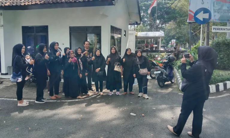 Puluhan pedagang Pasar Pagi mendatangi kantor Wali Kota Salatiga untuk melakukan audiensi terkait rencana relokasi tempat berdagang mereka dari Pasar Raya 1 di Jalan Jenderal Sudirman ke Pasar Rejosari. Aksi ini dilakukan oleh para pedagang termasuk Emil, Istiatun, dan Suniprat yang menyampaikan kekhawatiran kepada Wali Kota Robby Hernawan. Pertemuan tersebut berlangsung di kantor Wali Kota Salatiga pada Senin, 28 April 2025.