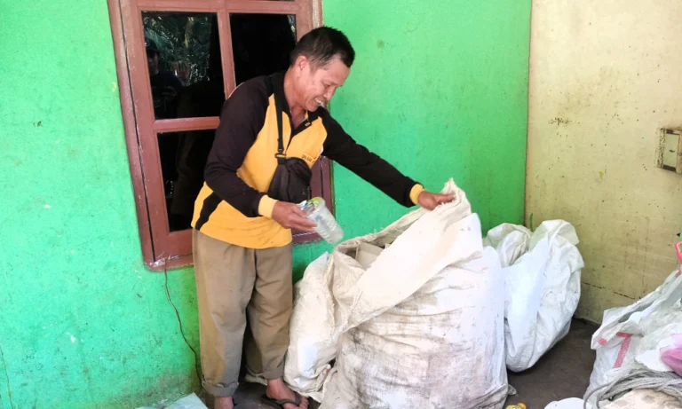 Tukang Sampah Naik Haji. Kumpulkan Seribu Rupiah Setiap Hari, Legiman Tunaikan Rukun Islam Kelima