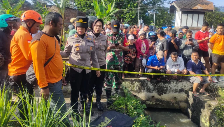 Seorang pria paruh baya ditemukan meninggal dunia di dalam parit sebelah Pasar Lanang, Kelurahan Panjang, Kecamatan Ambarawa, Kabupaten Semarang, pada Selasa pagi, 15 April 2025. Korban diketahui bernama V. Andang (52), warga Kelurahan Temenggungan, yang sehari-hari bekerja serabutan dan sesekali menjadi juru parkir di sekitar pasar.