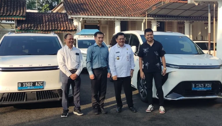 Wali Kota Salatiga, Robby Hernawan, menjajal langsung mobil listrik Maxus 9 yang dipromosikan oleh PT Indomobil di rumah dinasnya pada Rabu pagi, 16 April 2025. Unit tersebut diserahkan oleh Branch Head Indomobil Salatiga, Iqbal Affandi, sebagai bagian dari kampanye promosi kendaraan ramah lingkungan yang menyasar para kepala daerah.