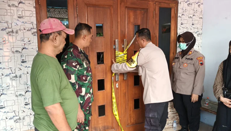 Seorang wanita paruh baya berinisial HR (50) ditemukan tewas di kamar tidurnya dalam kondisi mengenaskan, mengejutkan warga Lingkungan Ngancar, Kecamatan Bawen, Kabupaten Semarang, pada Rabu pagi, 23 April 2025. Korban pertama kali ditemukan oleh anak kandungnya, Achmad (26), yang mencurigai keadaan rumah yang sepi dan akhirnya mendobrak pintu kamar ibunya.
