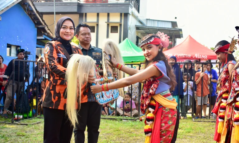 Wakil Wali Kota Salatiga, Nina Agustin, menghadiri acara Halal Bihalal Pemuda Pancasila Kota Salatiga yang berlangsung di Balai Dukuh Banjaran, Kelurahan Mangunsari, pada Minggu, 27 April 2025. Dalam acara tersebut, hadir juga anggota DPRD Kota Salatiga, Andreas, yang juga menjabat sebagai Ketua PAC Argomulyo.