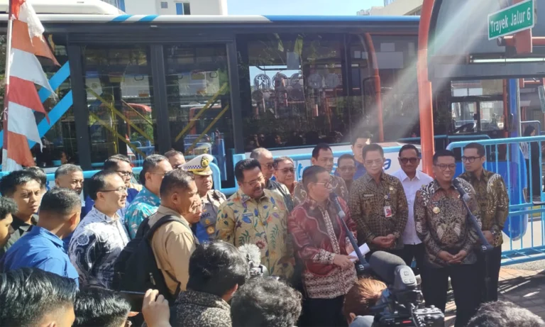 Masyarakat Transportasi Indonesia (MTI) menyambut baik pengoperasian perdana layanan Transjabodetabek rute Blok M–Alam Sutera oleh Pemprov DKI Jakarta pada 24 April 2025, dengan menghadirkan 18 armada bus untuk memudahkan mobilisasi penumpang. Ketua Umum MTI, Tory Damantoro, menyampaikan pentingnya penyusunan masterplan Jabodetabek yang terintegrasi sebagai fondasi kolaborasi dalam penyelenggaraan dan pembiayaan layanan lintas daerah.