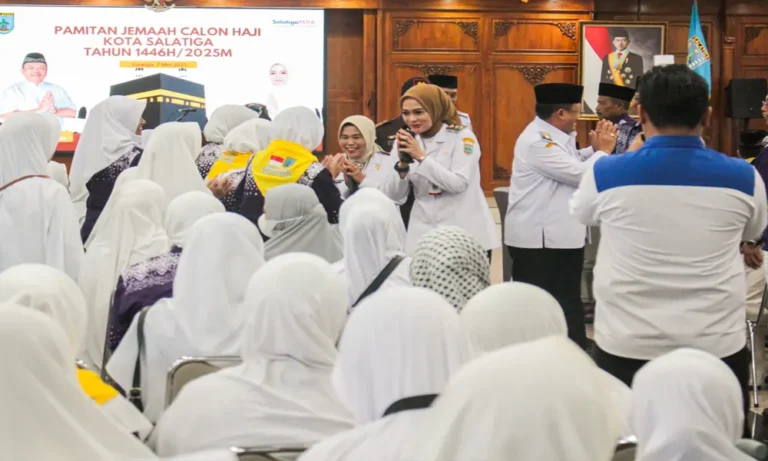 Sebanyak 168 calon jemaah haji dari Kota Salatiga mengikuti prosesi pamitan secara resmi kepada Wali Kota dan Forkopimda sebelum berangkat menunaikan ibadah haji ke Tanah Suci. Para jemaah yang terdiri dari 71 laki-laki dan 97 perempuan berasal dari berbagai wilayah di Salatiga, termasuk jemaah tertua berusia 86 tahun dari Randuacir dan jemaah termuda berusia 20 tahun dari Dliko Indah.