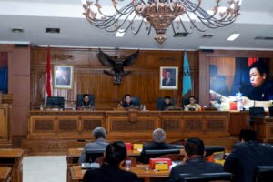 Sidang paripurna DPRD Salatiga digelar untuk mendengarkan lanjutan jawaban Wali Kota atas empat poin interpelasi yang diajukan legislatif. Wali Kota Salatiga, dr. Robby Hernawan SpOG, bersama sejumlah kepala OPD hadir di gedung DPRD Salatiga pada Senin, 27 Mei 2025, dengan berjalan kaki dari kantornya. Sidang ini digelar sebagai kelanjutan dari paripurna sebelumnya karena masih adanya pertanyaan terkait THL, TPP, relokasi pasar pagi, dan retribusi sampah yang belum memuaskan sebagian besar fraksi.