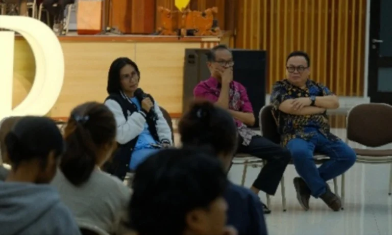 Universitas Kristen Satya Wacana (UKSW) menggelar audiensi terbuka di Balairung Universitas untuk menampung dan merespons aspirasi mahasiswa serta dosen lintas fakultas. Kegiatan ini dipimpin langsung oleh Rektor UKSW Profesor Intiyas Utami bersama jajaran pimpinan kampus. Bertempat di kampus UKSW Salatiga pada Jumat petang, 16 Mei 2025, audiensi menjadi wadah dialog atas berbagai isu yang mencuat, terutama dari Fakultas Hukum, Fakultas Teknologi Informasi, dan Fakultas Teologi.