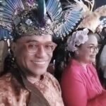 Semarang Night Carnival yang digelar di Kota Semarang pada Minggu malam, 4 Mei 2025, menarik perhatian ribuan masyarakat dan mendapat sorotan dari anggota Komisi VII DPR RI sekaligus desainer ternama, Samuel Wattimena. Acara ini berlangsung meriah di pusat kota Semarang dan menjadi bagian dari peringatan hari jadi kota tersebut. Samuel menilai acara ini penting sebagai sarana hiburan sekaligus media penyampaian pesan budaya, namun ia menyayangkan kurangnya narasi dan penjelasan mendalam tentang tema Flora dan Fauna yang diangkat.