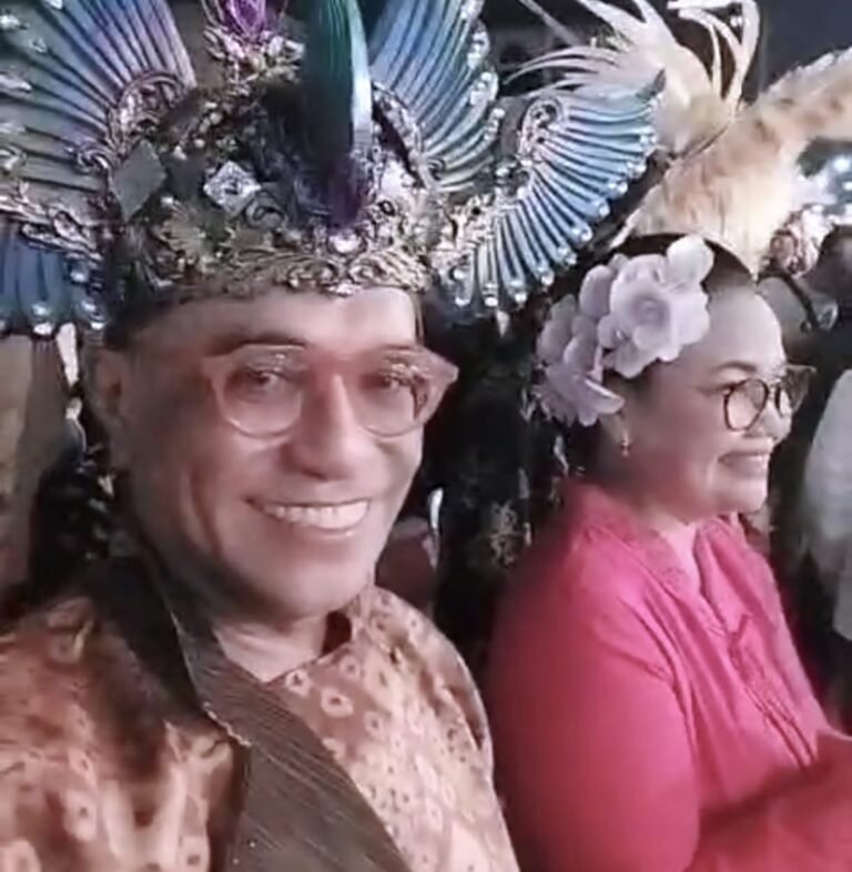 Semarang Night Carnival yang digelar di Kota Semarang pada Minggu malam, 4 Mei 2025, menarik perhatian ribuan masyarakat dan mendapat sorotan dari anggota Komisi VII DPR RI sekaligus desainer ternama, Samuel Wattimena. Acara ini berlangsung meriah di pusat kota Semarang dan menjadi bagian dari peringatan hari jadi kota tersebut. Samuel menilai acara ini penting sebagai sarana hiburan sekaligus media penyampaian pesan budaya, namun ia menyayangkan kurangnya narasi dan penjelasan mendalam tentang tema Flora dan Fauna yang diangkat.