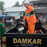 Nasib nahas menimpa Rudi, warga Dusun Clowok, Getasan, Kabupaten Semarang, ketika motornya hanyut terseret arus air deras bersama satu motor lainnya milik pemilik warung mie ayam. Peristiwa ini terjadi di Jalan Stadion, samping RSUD Kota Salatiga, pada Minggu, 11 Mei 2025 sekitar pukul 15.06 WIB, saat hujan deras mengguyur kawasan tersebut.