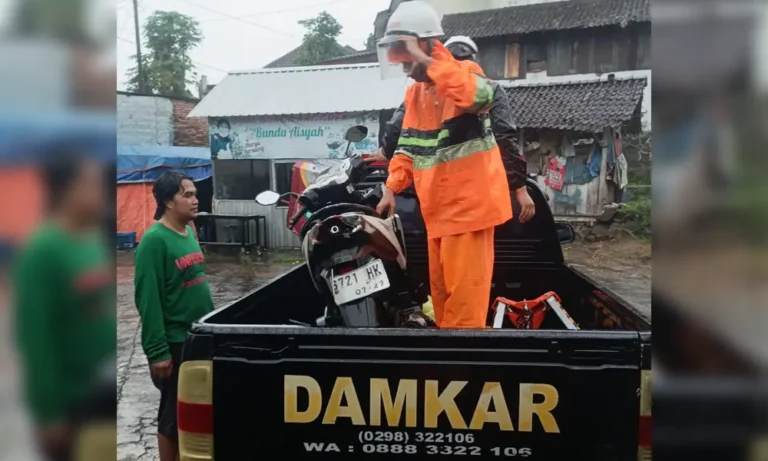 Nasib nahas menimpa Rudi, warga Dusun Clowok, Getasan, Kabupaten Semarang, ketika motornya hanyut terseret arus air deras bersama satu motor lainnya milik pemilik warung mie ayam. Peristiwa ini terjadi di Jalan Stadion, samping RSUD Kota Salatiga, pada Minggu, 11 Mei 2025 sekitar pukul 15.06 WIB, saat hujan deras mengguyur kawasan tersebut.