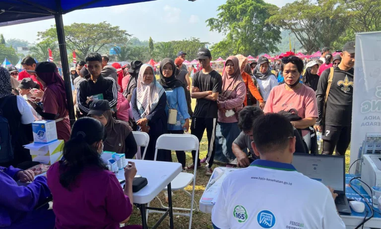 Pemerintah Kabupaten Semarang menyelenggarakan peringatan Hari Buruh Nasional dengan berbagai kegiatan positif seperti pertandingan olahraga dan jalan sehat. Acara ini dihadiri oleh para pekerja yang tergabung dalam Serikat Pekerja Nasional (SPN) dan dilaksanakan di Alun-Alun Bung Karno Kabupaten Semarang pada Kamis, 1 Mei.