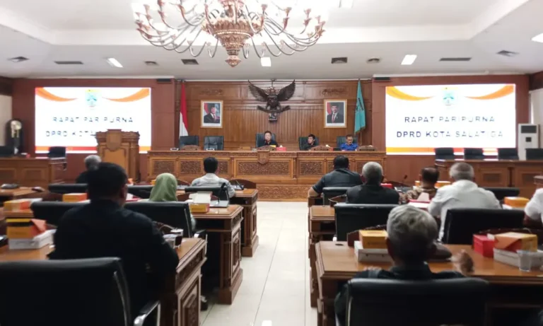 DPRD Kota Salatiga mengajukan hak interpelasi kepada Wali Kota Salatiga terkait sejumlah kebijakan yang dinilai memicu keresahan publik dan kegaduhan sosial. Inisiatif ini diambil oleh pimpinan DPRD, termasuk Ketua DPRD Dance Ishak Palit bersama Wakil Ketua Yuliyanto dan Saiful Masud, dalam rapat paripurna di Kota Salatiga pada Jumat pagi, 9 Mei 2025.