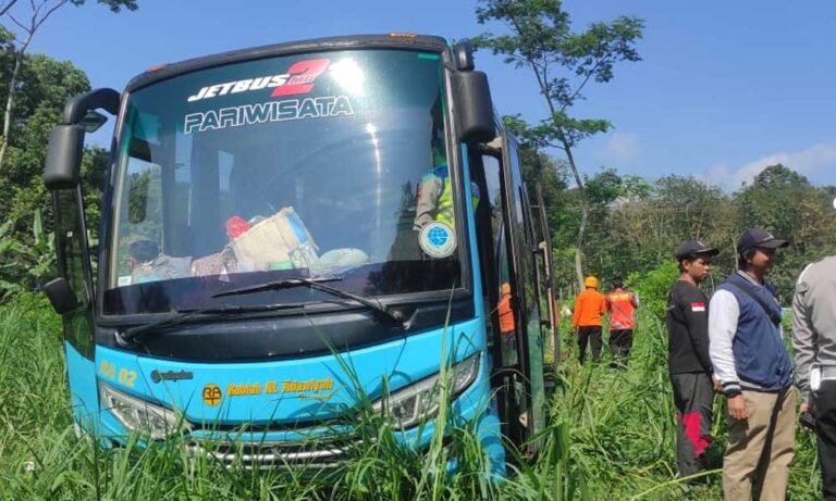Sebuah bus pariwisata yang mengangkut 35 penumpang mengalami rem blong dan masuk ke kebun sejauh 100 meter saat melaju di turunan Jalan Salib Putih, Salatiga, Sabtu pagi, 31 Mei 2025. Bus tersebut membawa rombongan asal Prigen, Pasuruan, Jawa Timur yang sedang melakukan perjalanan wisata perpisahan menuju Solo. Insiden terjadi saat bus menuruni jalan dan kehilangan kendali, menyebabkan 14 penumpang luka-luka dan belasan lainnya mengalami shock.
