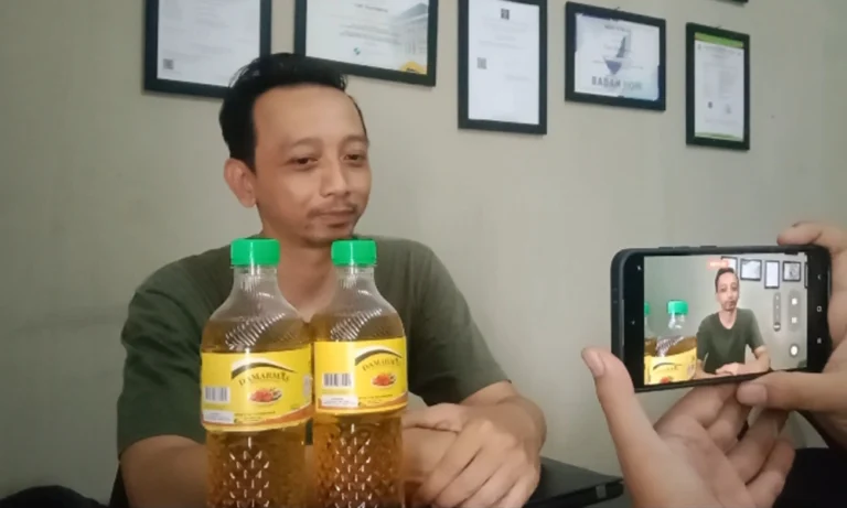 Minyak goreng lokal bermerek Damarmas merupakan hasil inovasi dari Dani Arifiyanto, Direktur PT Damar Mas Citra Mandiri, yang memulai usahanya di Salatiga setelah sebelumnya menjual produk minyak dari merek lain secara keliling. Usaha ini tumbuh dan berkembang di Kota Salatiga, tempat yang kini menjadi pasar terkuat Damarmas, seperti disampaikan Dani pada Kamis, 22 Mei 2025.