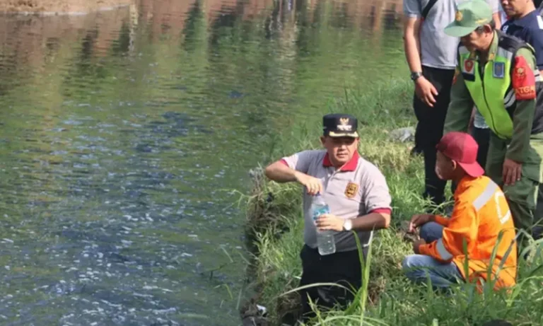 Dinas Lingkungan Hidup (DLH) Kabupaten Semarang menemukan kembali pencemaran air di Sungai Kaligung yang kualitasnya terbukti melampaui ambang batas baku mutu berdasarkan hasil uji laboratorium. Temuan ini melibatkan PT Dunia Setia Sandang Asli Tekstil (Duniatex) Ungaran sebagai pihak yang diduga bertanggung jawab, dan berlokasi di Kalirejo, Ungaran Timur.