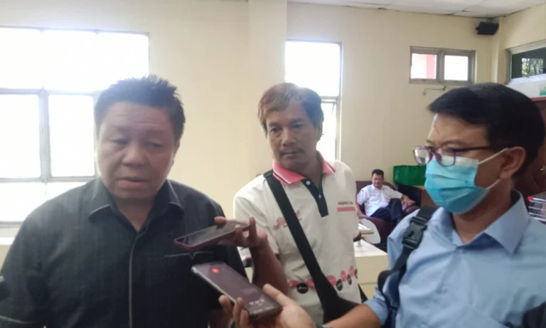 Ketua DPRD Kota Salatiga Dance Ishak Palit menyampaikan bahwa DPRD telah mengkaji dan meninjau langsung lokasi Pasar Pagi di Jalan Jenderal Sudirman, Salatiga. Pernyataan ini disampaikan pada Rabu, 30 April 2025, di RSUD Kota Salatiga. Relokasi pedagang dinilai perlu dilakukan secara bijak agar tidak merugikan pelaku usaha, terutama karena pasar tersebut memiliki perputaran ekonomi sekitar Rp300 juta per hari.